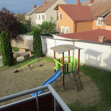 Zafir Sziget Apartman Sarvar Ngoại thất bức ảnh