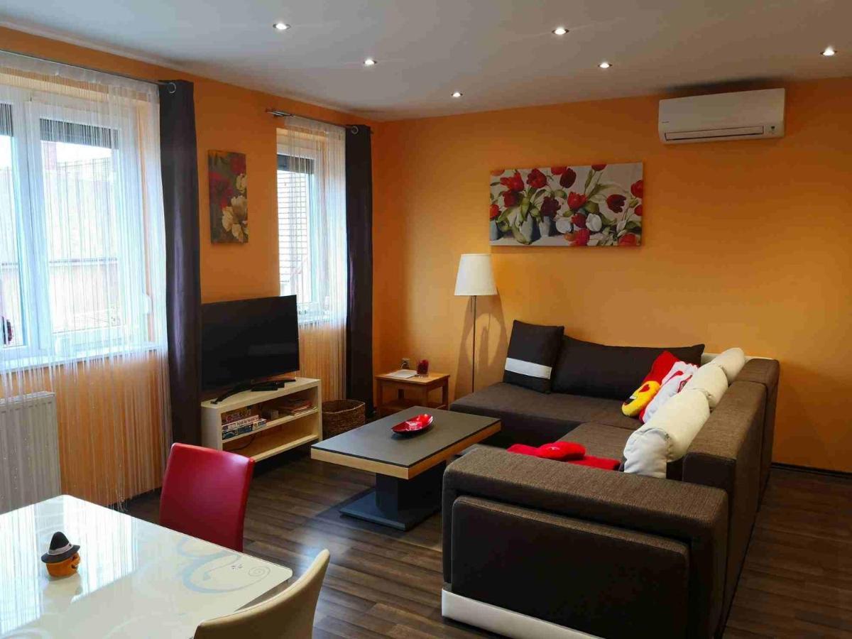 Zafir Sziget Apartman Sarvar Ngoại thất bức ảnh