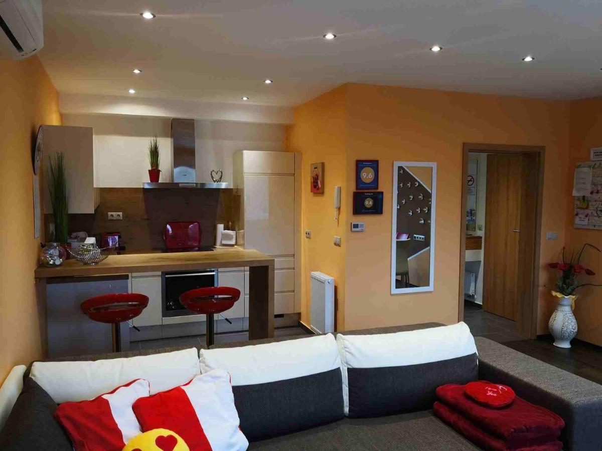 Zafir Sziget Apartman Sarvar Ngoại thất bức ảnh