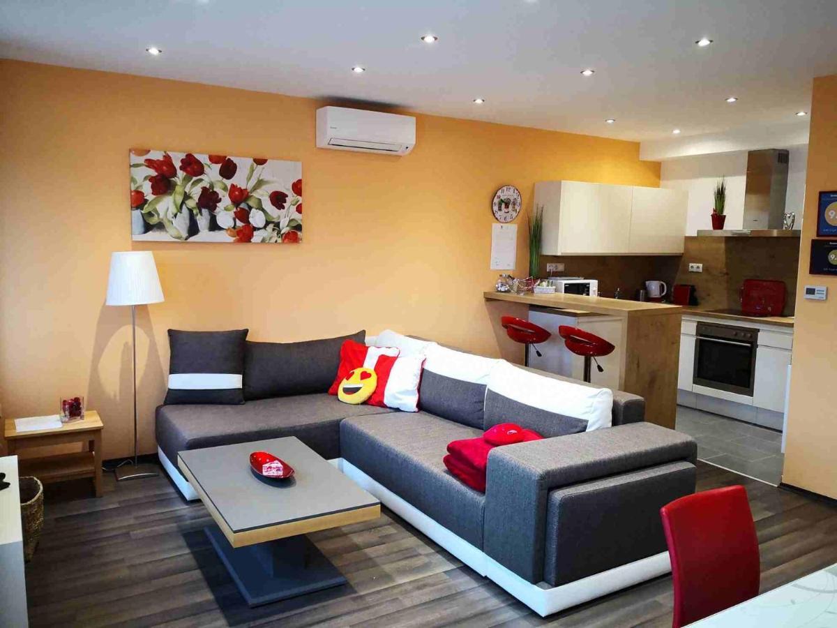 Zafir Sziget Apartman Sarvar Ngoại thất bức ảnh
