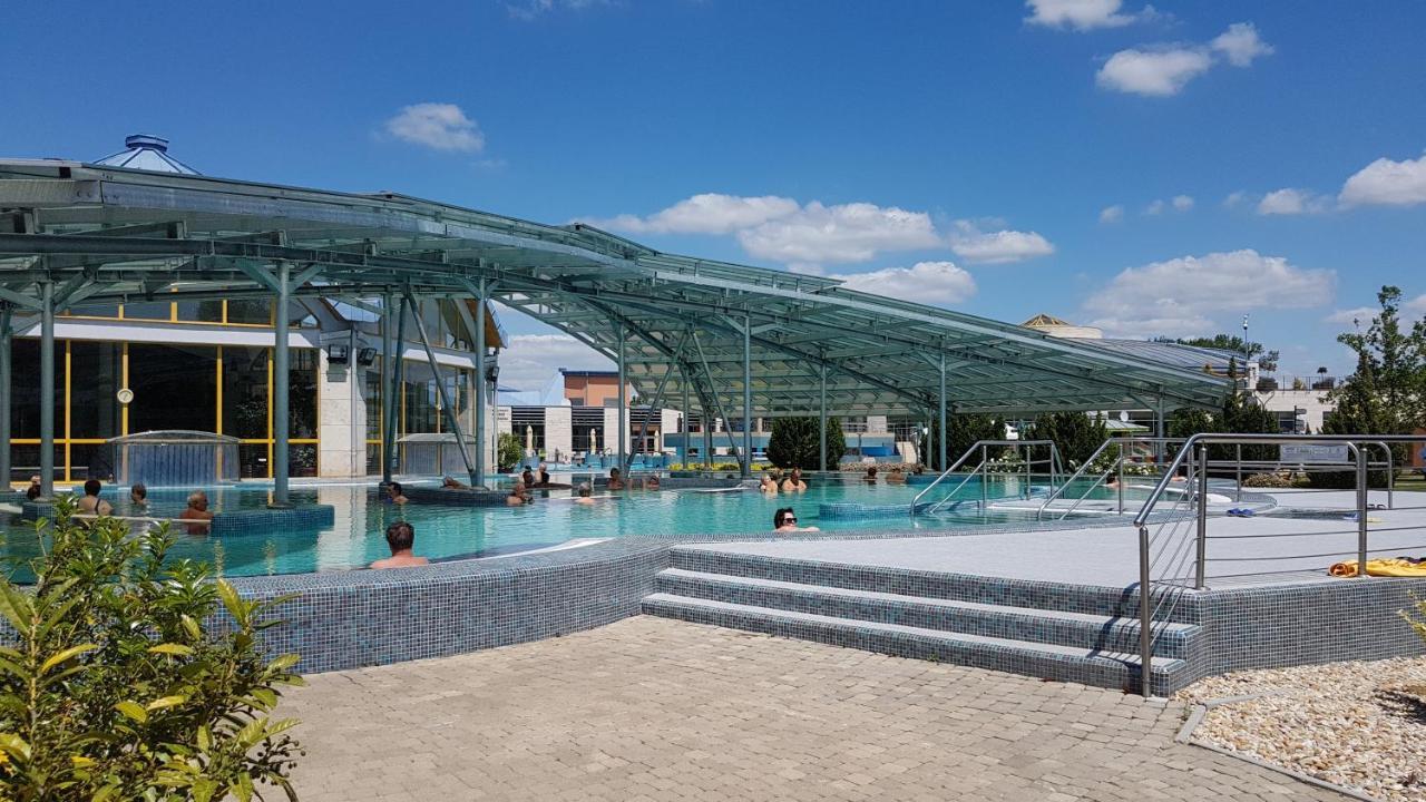 Zafir Sziget Apartman Sarvar Ngoại thất bức ảnh