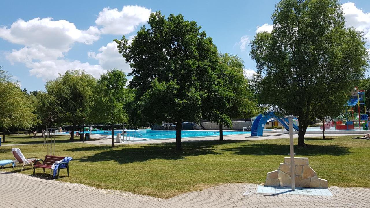 Zafir Sziget Apartman Sarvar Ngoại thất bức ảnh