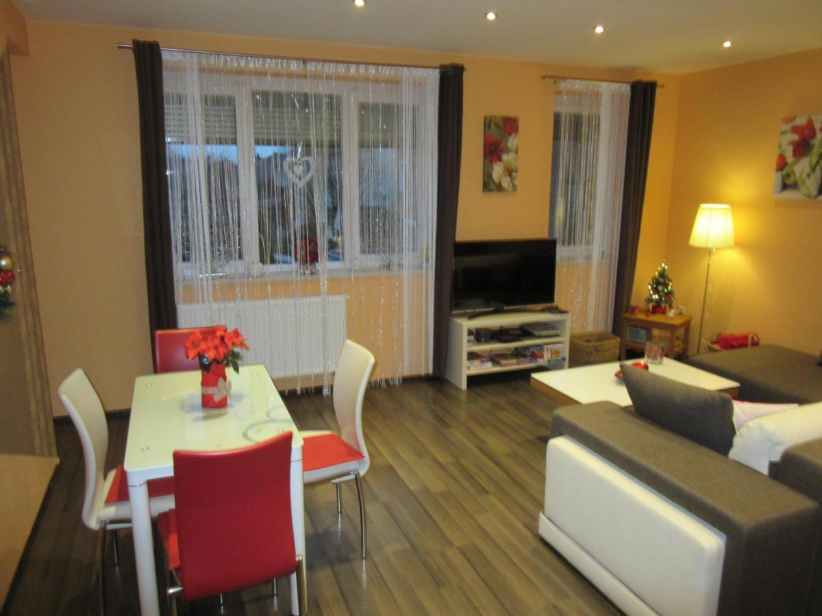 Zafir Sziget Apartman Sarvar Ngoại thất bức ảnh