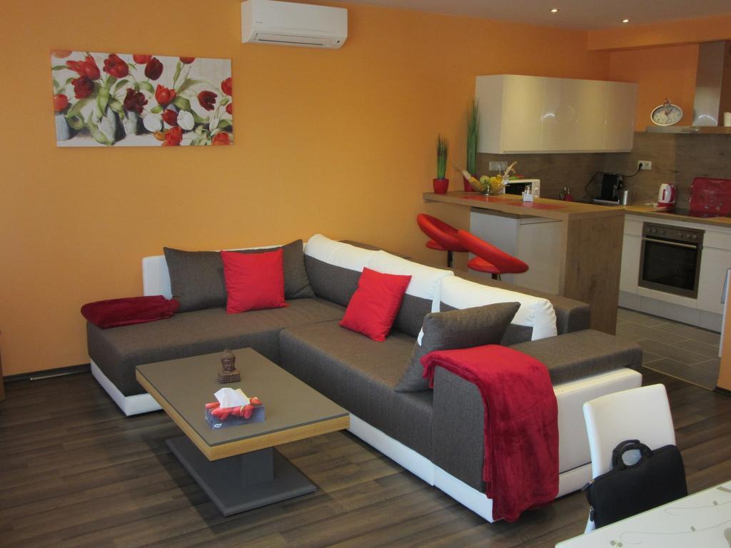 Zafir Sziget Apartman Sarvar Ngoại thất bức ảnh