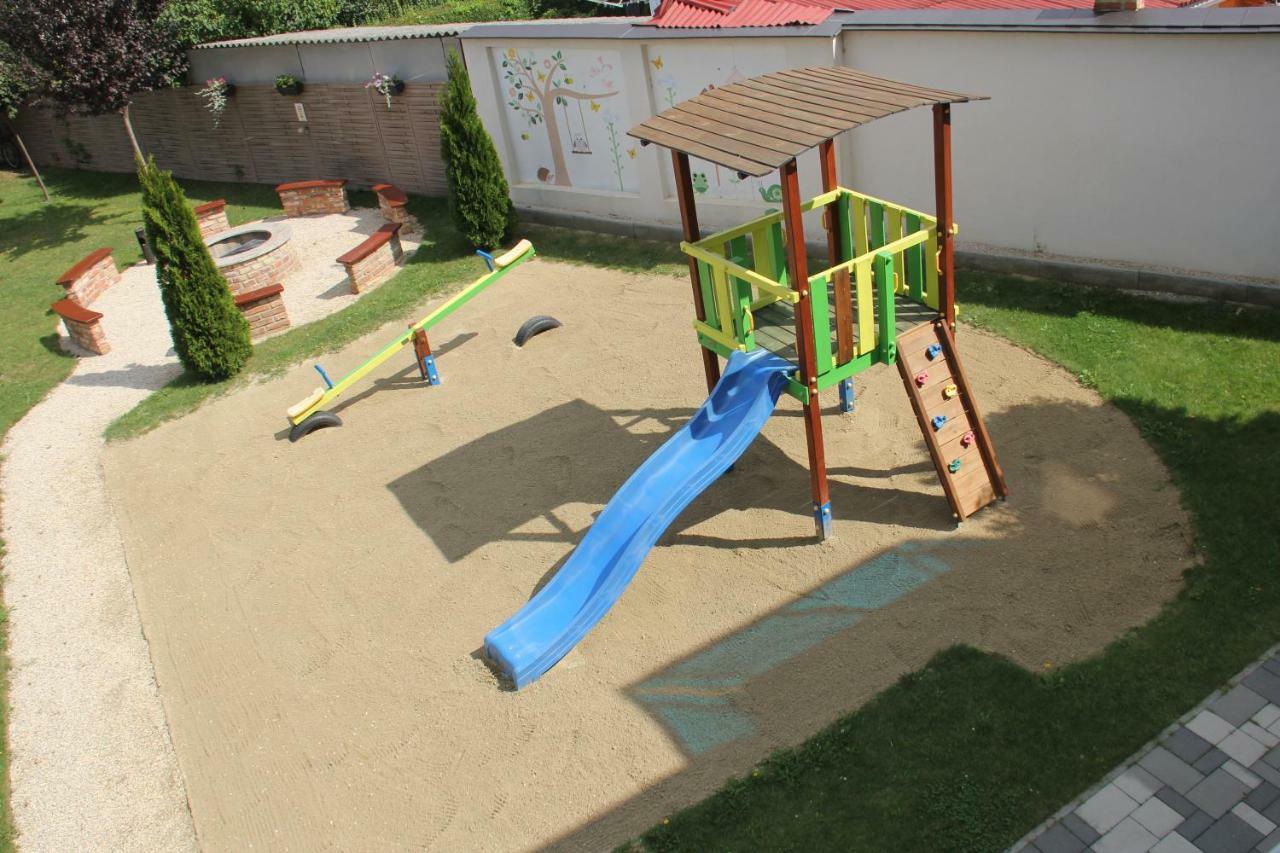 Zafir Sziget Apartman Sarvar Ngoại thất bức ảnh